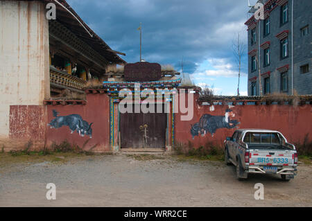 Traditionelle Tibetische Wandmalereien auf Back Lane in Zhongdian, auch als Shangri-a, mehrheitlich Tibetischen Stadt in Yunnan, China bekannt Stockfoto