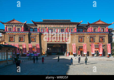 Im traditionellen Stil civic Gebäude in Zhongdian, auch als Shangri-La, eine Mehrheit - Tibetische Stadt erheblich umgebaut, nach einem Brand 2014 bekannt. Stockfoto