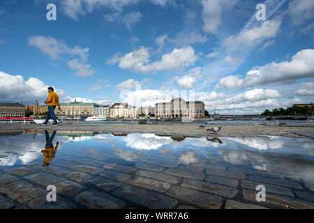Stockholm, Schweden. September 2019. Ein Blick auf die Seebrücke mit dem Nationalmuseum Gebäude im Hintergrund. Stockfoto
