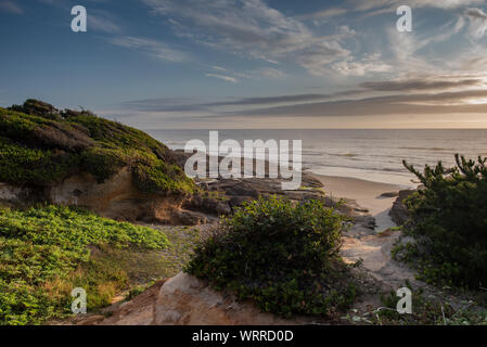 Unberührte, natürliche Oregon Küste Landschaft, mit felsigen Strand, während der Goldenen Stunde. In Yachats Oregon. Stockfoto