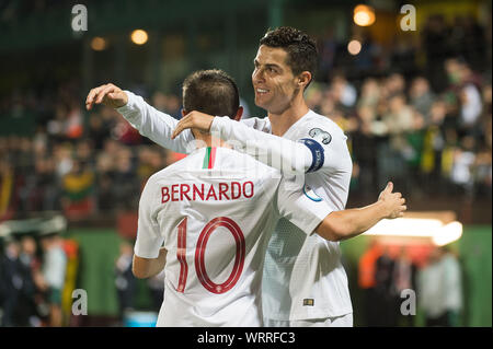 Vilnius, Litauen. 10 Sep, 2019. Portugals Cristiano Ronaldo (R) feiert mit Bernardo Silva während der UEFA EURO 2020 Vorrunde Gruppe B Fußballspiel zwischen Litauen und Portugal in Vilnius, Litauen, an Sept. 10, 2019. Credit: alfredas Pliadis/Xinhua Quelle: Xinhua/Alamy leben Nachrichten Stockfoto