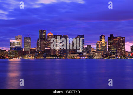 Boston Skyline bei Dämmerung mit Wolkenkratzern Reflexion über den Ozean, Massachusetts, USA Stockfoto