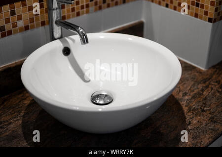 Weiß luxus Waschbecken im Badezimmer. Weißes modernes Interior design