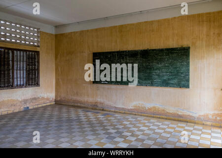 Eine alte Tafel ist immer noch an der Wand in einem ehemaligen Klassenzimmer an Sicherheit Gefängnis21 montiert, SC-21, jetzt Tuol Sleng Genozidmuseum. In Phnom Penh, Cambod Stockfoto