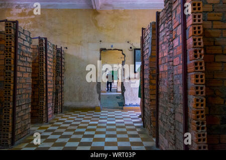 Kleine, einsame Zellen von Backstein in einem ehemaligen Klassenzimmer an Sicherheit Gefängnis 21, SC-21, jetzt Tuol Sleng Genozidmuseum. In Phnom Penh, Kambodscha. Stockfoto