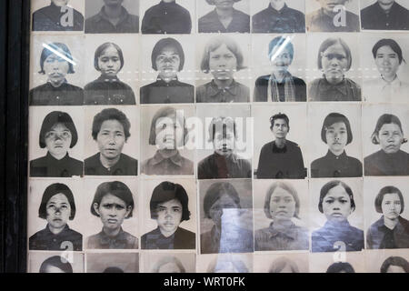 Eine Auswahl von einigen Der polizeifoto Bilder der Tausenden von Gefangenen im Hochsicherheitsgefängnis 21 gehalten, SC-21, jetzt Tuol Sleng Genozidmuseum. In Phnom Pe Stockfoto