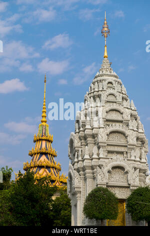 Ein Blick auf die Stupa von Prinzessin Kantha Bopha mit Phnom Mondap im Hintergrund Auf dem Gelände der Königspalast in Phnom Penh, Kambodscha. Stockfoto