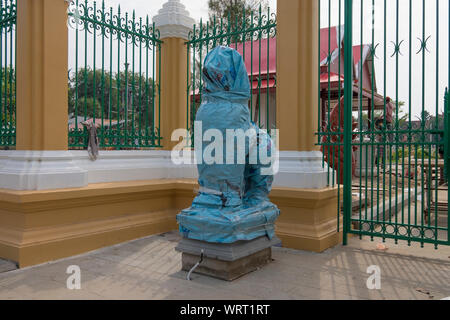 Ein Löwe Skulptur ist neu und noch verpackt vor einem Tor am Königspalast in Phnom Penh, Kambodscha. Stockfoto