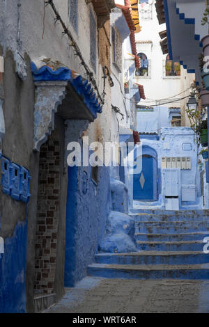 Einer der vielen hundert Gassen in die Blaue Stadt Chefchaouen, Marokko Stockfoto