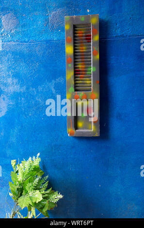 Eine alte Shutter ist jetzt ein schönes Handwerk Artikel auf einer Wand in die Blaue Stadt Chefchaouen, Marokko Stockfoto