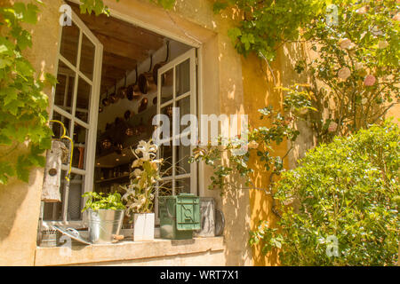 Spähen in einem wunderschönen alten französischen Küche und die kupferne Töpfe an der Wand in Vernon, Frankreich Stockfoto