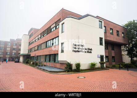 10. September 2019, Hessen, Frankfurt/Main: Etiketten auf einer Außenwand beziehen sich auf die Abteilungen Auge Klinik, der Neurologischen Klinik und der Psychiatrischen Klinik auf dem Gelände des Klinikum Frankfurt-Höchst. Auf einer Pressekonferenz gab der Minister für soziale Angelegenheiten des Landes Hessen informiert über den Stand der pädagogischen Arbeit in Bezug auf die Bedingungen in der Psychiatrie des Krankenhauses. Im März, ein Undercover TV Reportage hatte Beschwerden in der Abteilung aufgedeckt. Foto: Andreas Arnold/dpa Stockfoto