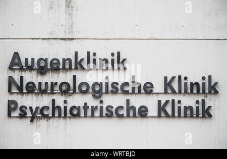 10. September 2019, Hessen, Frankfurt/Main: Etiketten auf einer Außenwand beziehen sich auf die Abteilungen Auge Klinik, der Neurologischen Klinik und der Psychiatrischen Klinik auf dem Gelände des Klinikum Frankfurt-Höchst. Auf einer Pressekonferenz gab der Minister für soziale Angelegenheiten des Landes Hessen informiert über den Stand der pädagogischen Arbeit in Bezug auf die Bedingungen in der Psychiatrie des Krankenhauses. Im März, ein Undercover TV Reportage hatte Beschwerden in der Abteilung aufgedeckt. Foto: Andreas Arnold/dpa Stockfoto