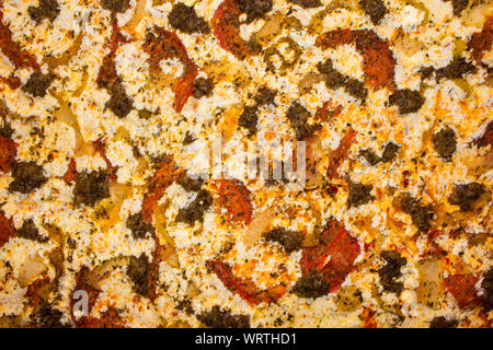 Hintergrund der leckeren warmen Pizza mit Würstchen, Paprika, Zwiebeln, und Mozzarella Stockfoto