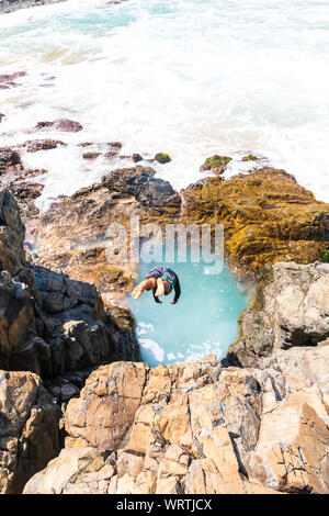 Menschen tauchen in unglaublich kleinen natürlichen Pool in Fernando de Noronha, einem paradiesischen tropischen Insel vor der Küste von Brasilien Stockfoto