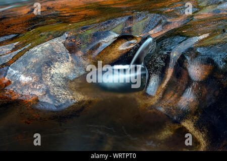 Lange Exposition von Wasser, das in einem kleinen Cascade on Little River - Getreidemühle Untiefen Trail, DuPont, Freizeit Wald, Cedar Mountain,Ca Stockfoto