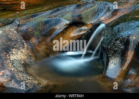 Lange Exposition von Wasser, das in einem kleinen Cascade on Little River - Getreidemühle Untiefen Trail, DuPont, Freizeit Wald, Cedar Mountain,Ca Stockfoto