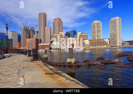 Boston Skyline mit Wolkenkratzern Reflexionen in den Ozean und rostige Kette im Vordergrund, Massachusetts, USA Stockfoto