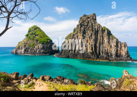 Blick auf den Morro dos Dois Irmãos in Fernando de Noronha, einem paradiesischen tropischen Insel vor der Küste von Brasilien Stockfoto