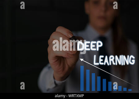 Schreiben Hinweis zeigen vertieftes Lernen. Business Konzept für hierarchische Abstraktionen künstliche Intelligenz Algorithmus Frau tragen formalen Arbeit Anzug prese Stockfoto