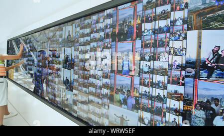 Dubai, VAE - 15. Mai 2018: Fotogalerie aus zahlreichen Fotos von Touristen. Dubai Frame ist eines der neuesten Wahrzeichen von Dubai. Stockfoto