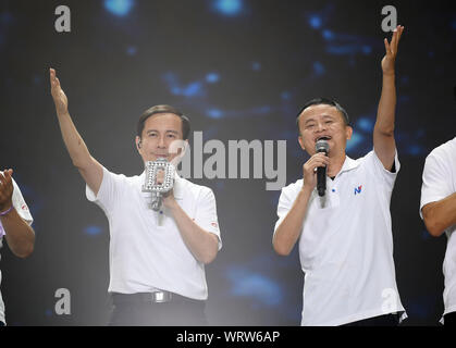 (190911) - Hangzhou, Sept. 11, 2019 (Xinhua) - Jack Ma (R) und Alibaba CEO Daniel Zhang Pose an einer Funktion des 20-jährigen Jubiläums des Alibaba Group in Hangzhou, der Hauptstadt der ostchinesischen Provinz Zhejiang, Sept. 10, 2019. Jack Ma offiziell trat als Vorsitzende der Gruppe der Alibaba Dienstag, Übergabe der Position für das Unternehmen CEO Daniel Zhang. Es ist ein besonderer Tag für die beiden chinesischen Milliardär und der e-commerce Riese er Co - gegründet. Ma, ein ehemaliger Englischlehrer, dreht 55 Dienstag, die auch den 20. Jahrestag der Alibaba Group gekennzeichnet und fiel mit Teachers' Day. Ma hand Stockfoto