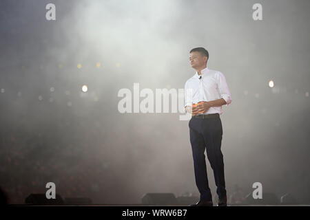 (190911) - Hangzhou, Sept. 11, 2019 (Xinhua) - Jack Ma gibt eine Rede an einer Funktion des 20-jährigen Jubiläums des Alibaba Group in Hangzhou, der Hauptstadt der ostchinesischen Provinz Zhejiang, Sept. 10, 2019. Jack Ma offiziell trat als Vorsitzende der Gruppe der Alibaba Dienstag, Übergabe der Position für das Unternehmen CEO Daniel Zhang. Es ist ein besonderer Tag für die beiden chinesischen Milliardär und der e-commerce Riese er Co - gegründet. Ma, ein ehemaliger Englischlehrer, dreht 55 Dienstag, die auch den 20. Jahrestag der Alibaba Group gekennzeichnet und fiel mit Teachers' Day. Ma, übergab den CEO Position Stockfoto