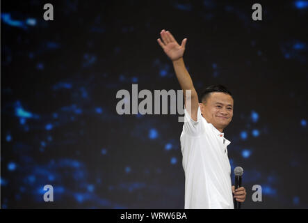 (190911) - Hangzhou, Sept. 11, 2019 (Xinhua) - Jack Ma wellen Abschied an einer Funktion zu bieten, das 20-jährige Bestehen von Alibaba Group in Hangzhou, der Hauptstadt der ostchinesischen Provinz Zhejiang, Sept. 10, 2019. Jack Ma offiziell trat als Vorsitzende der Gruppe der Alibaba Dienstag, Übergabe der Position für das Unternehmen CEO Daniel Zhang. Es ist ein besonderer Tag für die beiden chinesischen Milliardär und der e-commerce Riese er Co - gegründet. Ma, ein ehemaliger Englischlehrer, dreht 55 Dienstag, die auch den 20. Jahrestag der Alibaba Group gekennzeichnet und fiel mit Teachers' Day. Ma, übergab den CEO po Stockfoto