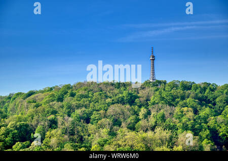 Den Petrin Aussichtsturm auf Petrin Hügel in Prag, Tschechische Republik. Stockfoto