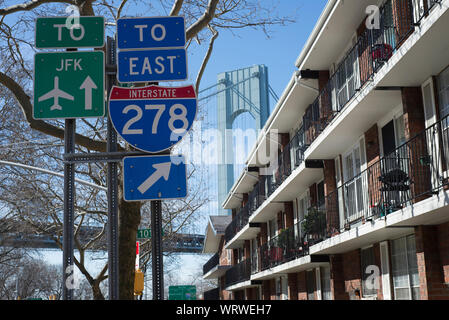 Interstate 278 und JFK-Schilder in Bay Ridge, Brooklyn. Die Verrazzano-Narrows Bridge zur Staten Island ist im Hintergrund. Stockfoto