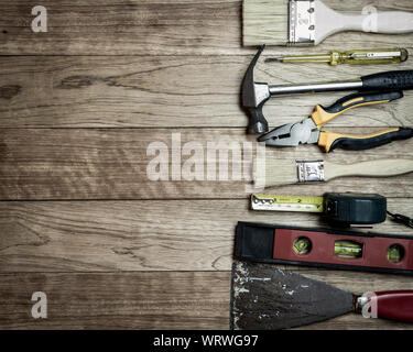 Satz von Tools über ein Holzbrett Hintergrund Stockfoto
