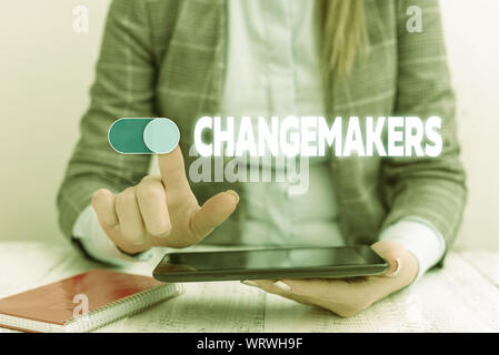 Konzeptionelle Handschrift zeigt Changemakers. Konzept Bedeutung junger Türke Influencers Acitivists Urbanisierung Mode Gen X Business Konzept mit Kommu Stockfoto