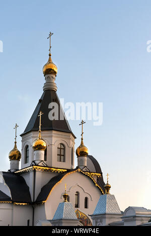 Orthodoxe Kirche, Kuppeln, gegen den Himmel. Novo-Uspensky Kloster in Krasnojarsk, Russland. Wolken, ein Fragment des Gebäudes. Stockfoto