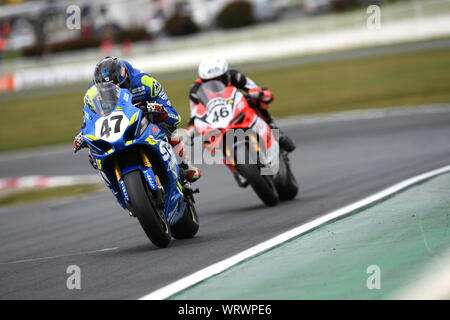 Wayne Maxwell dampft vor Mike Jones' Ducati in Rennen 1 Der australischen Superbike WM Runde 5 bei Winton Motor Raceway, Winton, Victoria Stockfoto