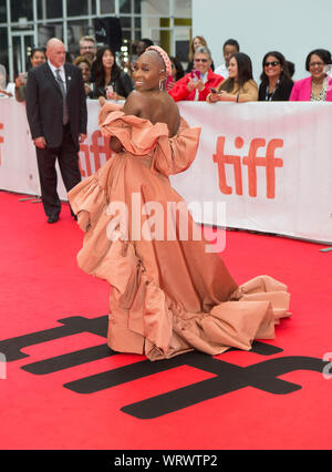 Toronto, Kanada. 10 Sep, 2019. Schauspielerin Cynthia Erivo kommt auf dem roten Teppich für die Weltpremiere des Films "Harriet" bei Roy Thomson Hall während der 2019 Toronto International Film Festival in Toronto, Kanada, Sept. 10, 2019. Credit: Zou Zheng/Xinhua Stockfoto