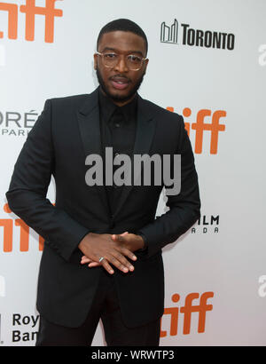 Toronto, Kanada. 10 Sep, 2019. Schauspieler Zackary Momoh kommt auf dem roten Teppich für die Weltpremiere des Films "Harriet" bei Roy Thomson Hall während der 2019 Toronto International Film Festival in Toronto, Kanada, Sept. 10, 2019. Credit: Zou Zheng/Xinhua Stockfoto