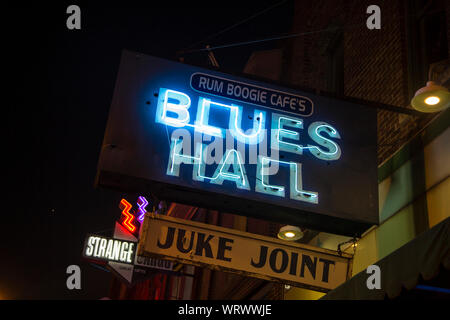 Beleuchtete Leuchtreklame Werbung Musik Clubs auf der Beale Street, Memphis, Tennessee, United States Stockfoto