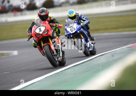 Penrite Honda Racing Troy Herfoss führt Yamaha Racing Team Rider Cru Halliday an australischen Superbikes Runde 5 bei Winton Raceway, Victoria, Australien Stockfoto