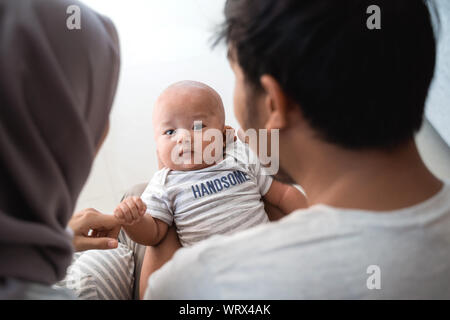 Cute Baby Junge Eltern suchen Stockfoto