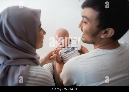 Asiatische Familie mit Kleinkind Sohn zusammen lächeln Stockfoto