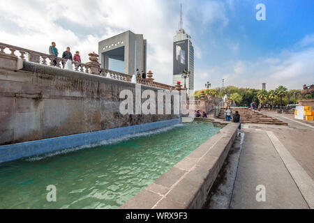 Monterrey, Mexiko - 11 August, 2019: Monterrey, Sehenswürdigkeiten Macroplaza (La Gran Plaza) Square im historischen Stadtzentrum, die Siebtgrößte PLAZA im wor Stockfoto