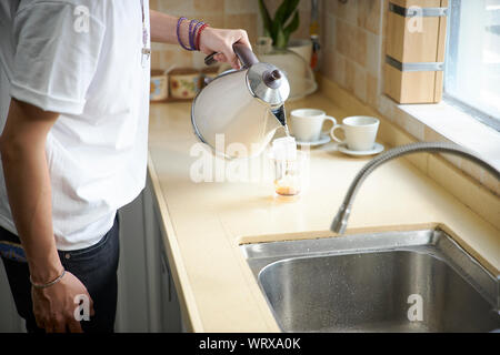 Jungen asiatischen Mann, eine Tasse Filterkaffee Stockfoto