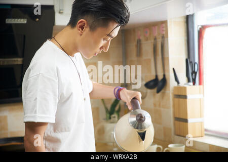 Jungen asiatischen Mann, eine Tasse Filterkaffee Stockfoto