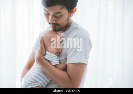 Vater seinen Sohn zusammen spielen Stockfoto