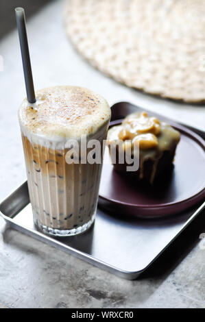Kaffee, Eiskaffee und toffy Kuchen Stockfoto