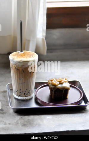 Kaffee, Eiskaffee und toffy Kuchen Stockfoto