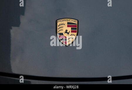 Porsche Schriftzug auf dem Auto Motorhaube Stockfoto