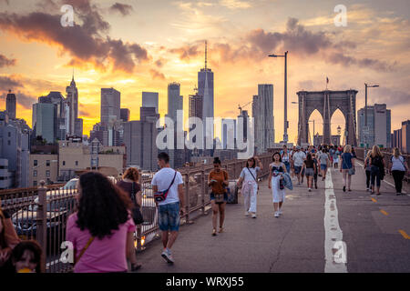 New York, USA - City Skyline Blick von der Brooklyn Bridge bei Sonnenuntergang Stockfoto