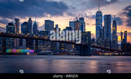 New York, USA - die Skyline der Stadt mit Blick auf die Brooklyn Bridge bei Sonnenuntergang Stockfoto