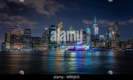 New York Skyline bei Nacht Stockfoto